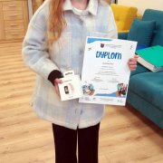 Zuzia Kuc i Maja Pikus  z klasy 3b – zwyciężczyniami konkursu  „Zawody rzemieślnicze”