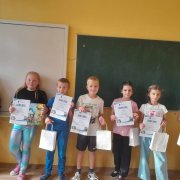 Zuzia Kuc i Maja Pikus  z klasy 3b – zwyciężczyniami konkursu  „Zawody rzemieślnicze”