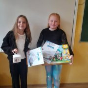 Zuzia Kuc i Maja Pikus  z klasy 3b – zwyciężczyniami konkursu  „Zawody rzemieślnicze”
